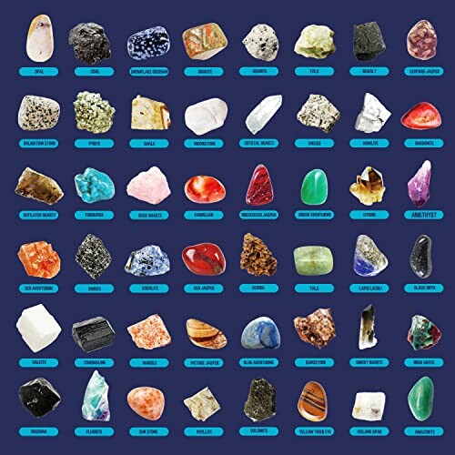 En samling av olika mineraler och ädelstenar mot en blå bakgrund.