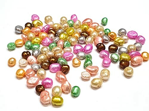 Färgglada pärlor på vit bakgrund.