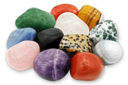 Flera färgglada polerade stenar.