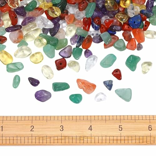 Färgglada slipade ädelstenar med linjal.