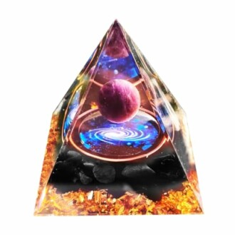 Pyramidformad konst med rymdmotiv