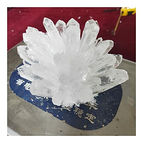 Kristallkluster på en bricka