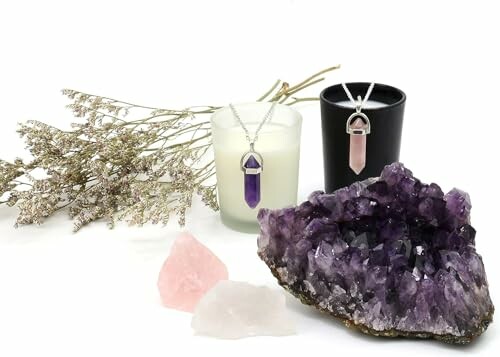 Kristaller och ljus med ametist och torkade blommor.