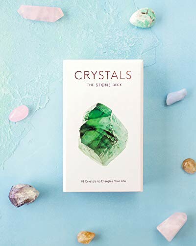 Kortlek med kristallstenar och ädelstenar på blå bakgrund.