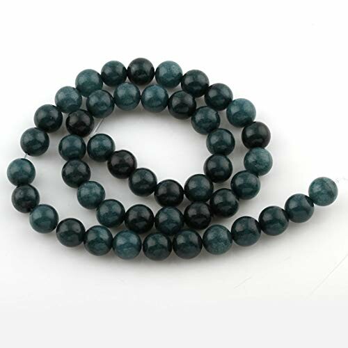 Mörkgröna pärlor på ett halsband