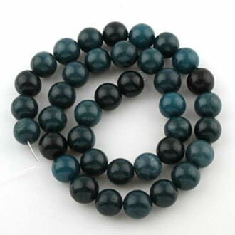 Mörkgröna pärlor på en tråd