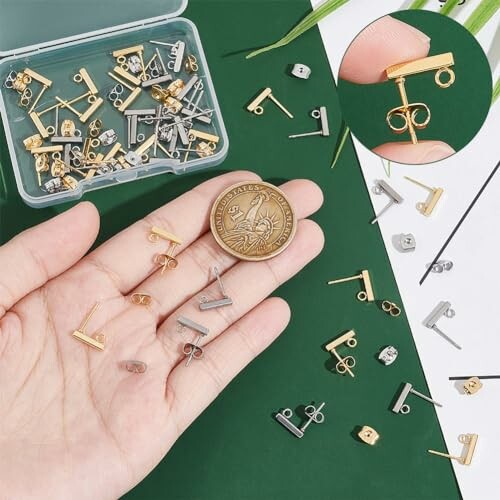 Hand som håller örhängesdelar och mynt