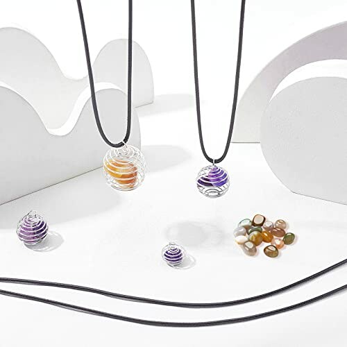 Halsband med färgglada pärlor och snäckformade hängen.