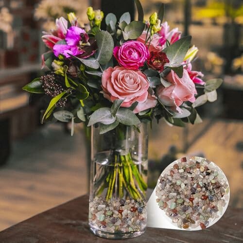 Blombukett i vas med dekorativa stenar.