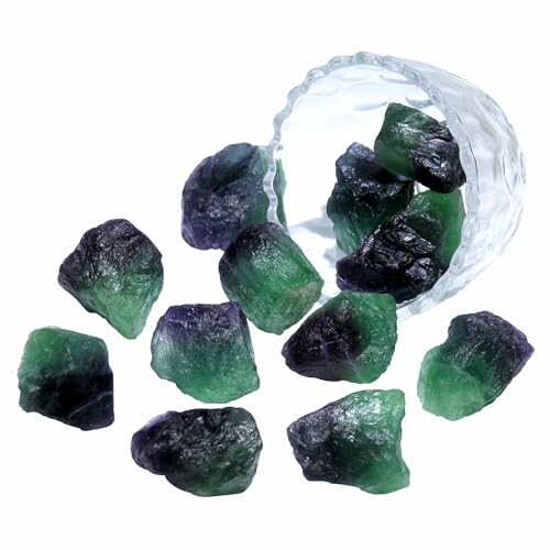 Grön och lila fluoritstenar i ett glas