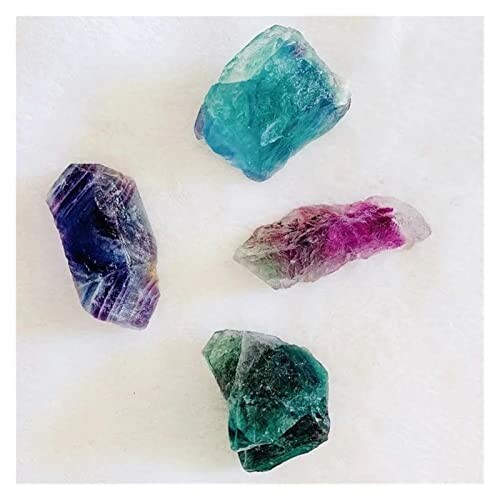 Fyra olika färgade fluoritkristaller.