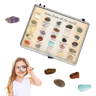 Flicka med förstoringsglas tittar på ädelstenar från hela världen.