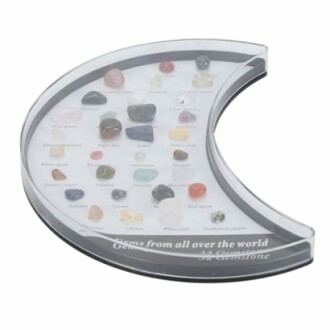 Olika ädelstenar i en halvmåneformad display