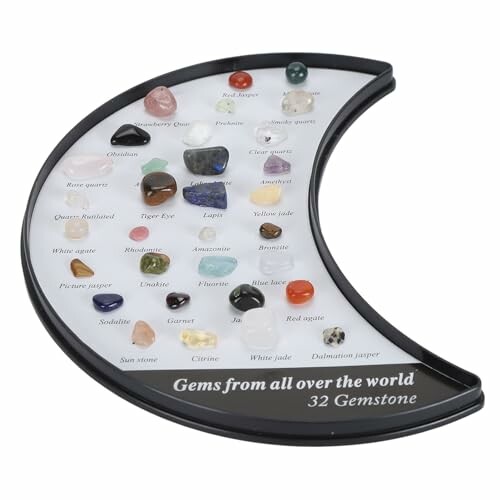 En halvmåneformad display med 32 olika ädelstenar från hela världen.
