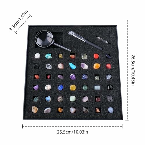 En uppsättning av olika ädelstenar med förstoringsglas och verktyg.