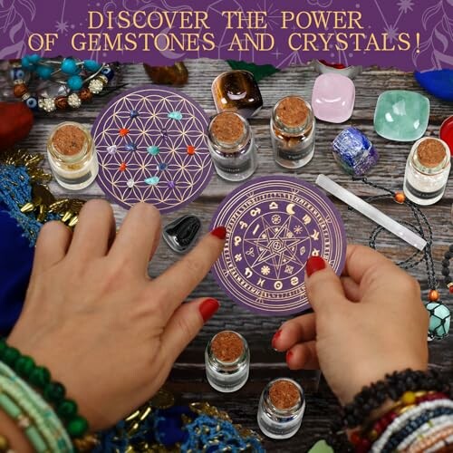 Hander med kristaller och stenar på ett bord