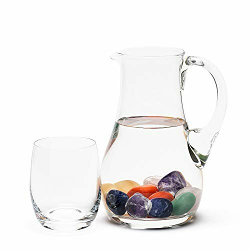 Glaskanna med färgglada stenar
