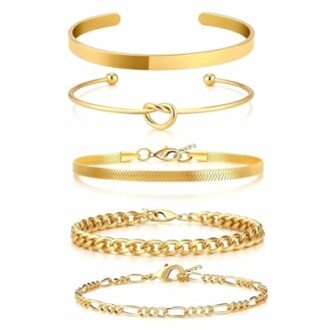 Set med guldfärgade armband som passar alla tillfällen