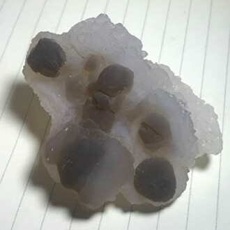 Grape agat mineralprov på papper