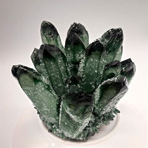 Grön kristallkluster med spetsiga toppar