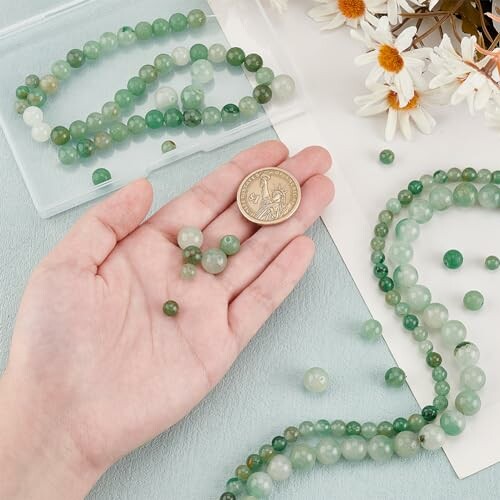 Gröna jadekulor med ett mynt och blommor.