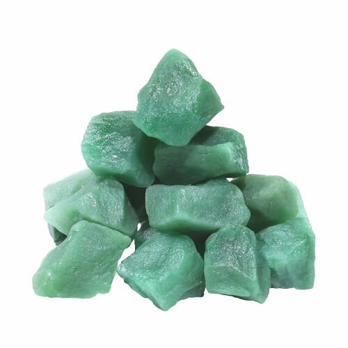 En hög av gröna stenar