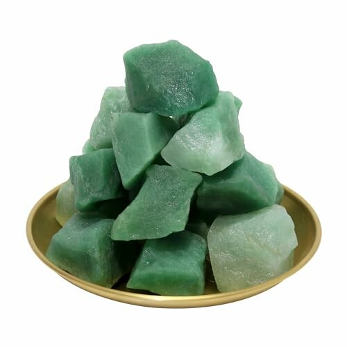 Gröna tvåltvålar staplade på ett fat