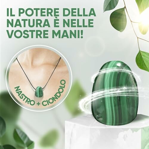 Grön sten hänge med text på italienska.