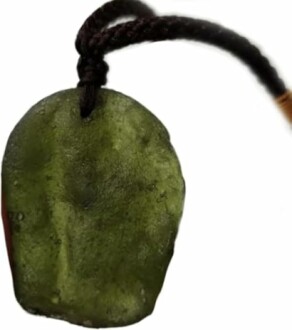 Grön sten hängsmycke på snöre