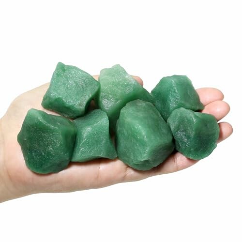 Gröna stenar i en hand