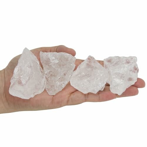 Hand som håller klara kvartskristaller