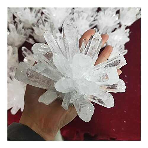 Hand håller klara kvarts kristaller.