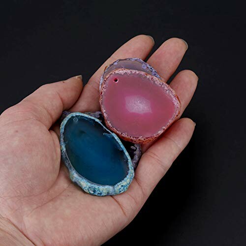 Hand som håller färgade geoder