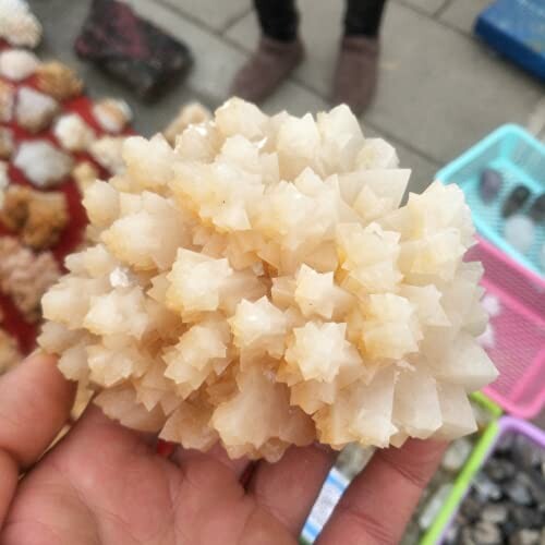 En hand håller en kristallkluster.