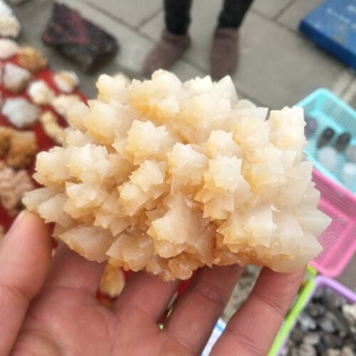 Hand som håller en kristallkluster.