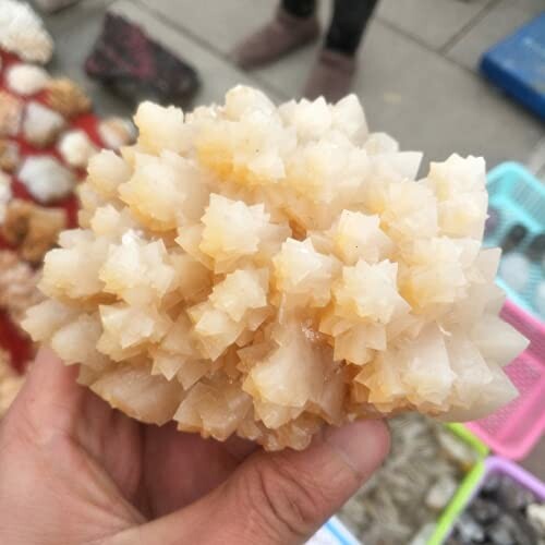 En hand håller en kristallkluster.