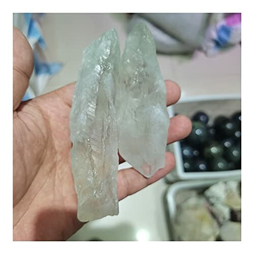 Hand som håller kristaller