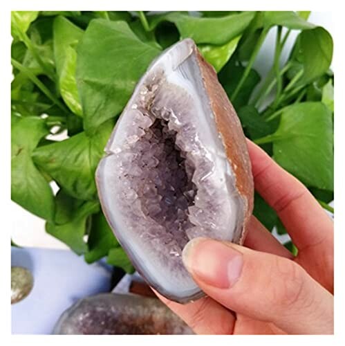 Hand som håller en geodkristall