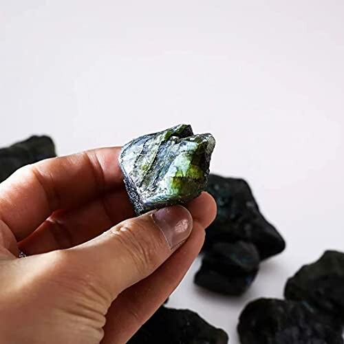 En hand håller en labradoritsten