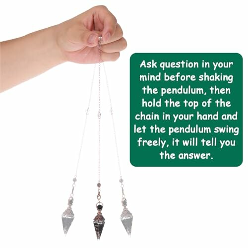 Hand håller en pendel med instruktioner.