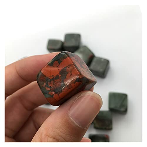 Hand som håller en polerad sten