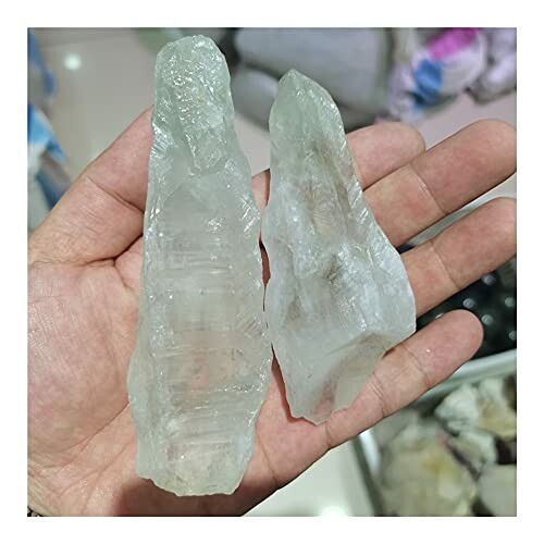 Hand som håller råa kvartskristaller