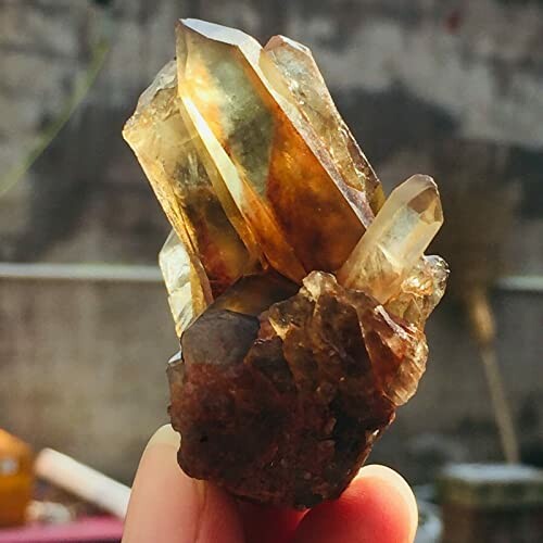 Hand som håller en rökkvarts kristall