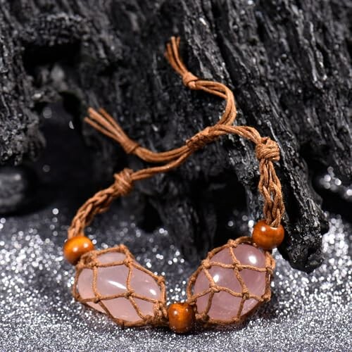 Handgjord armband med kristaller och träpärlor.