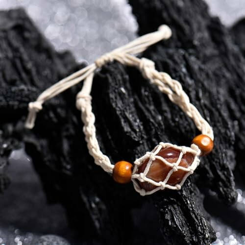 Handgjort makraméarmband med sten.