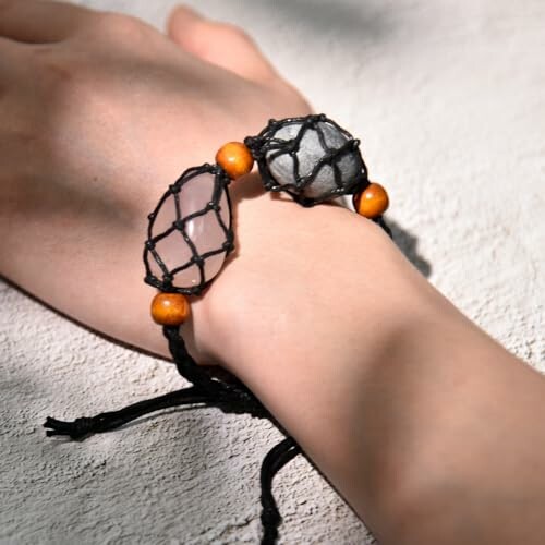 Handgjord armband med stenar och pärlor på en handled