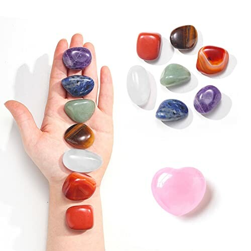 Olika kristaller i hand och bredvid