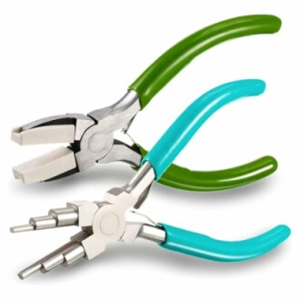 Två smyckestänger med gröna och blå handtag.