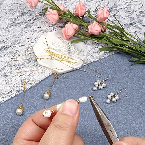 Händer som skapar smycken med pärlor och verktyg.