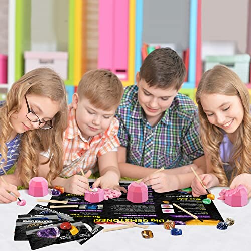 Barn som deltar i geodekrackningsaktivitet